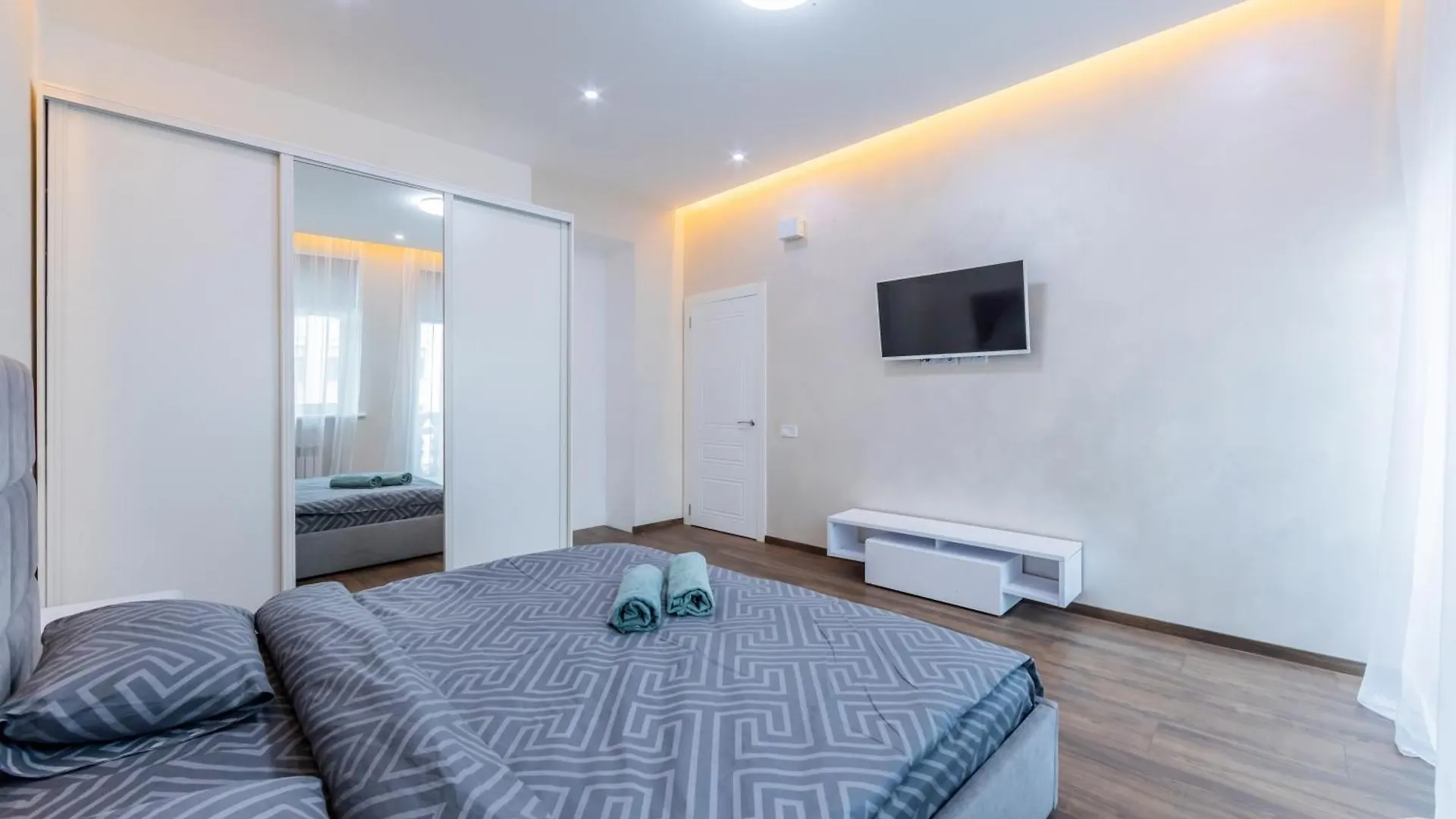 Апартаменти 3-Кімнатні, Метро Університет Kyiv Apartment