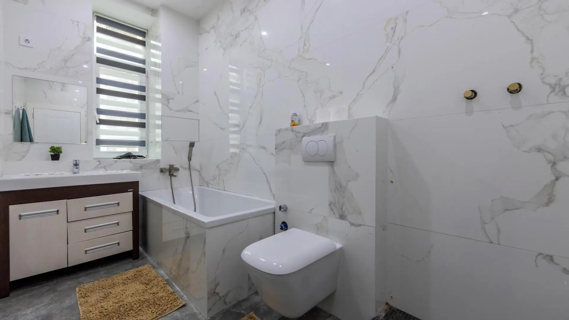Апартаменти 3-Кімнатні, Метро Університет Kyiv Apartment